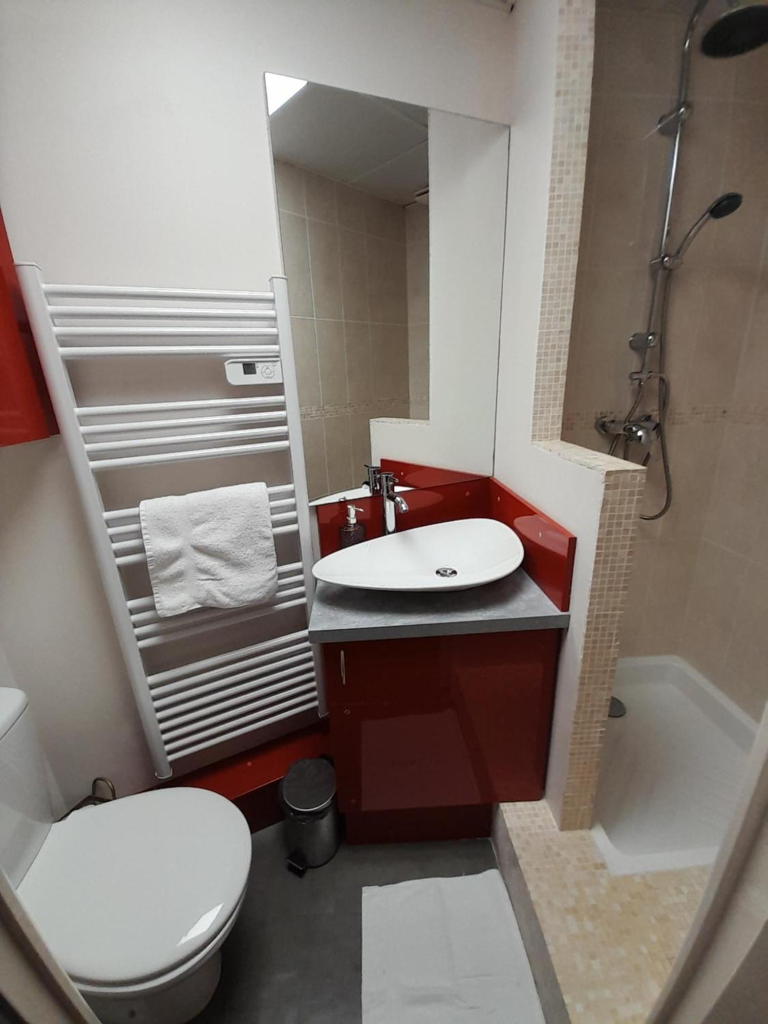 La Chaloupe 4 Panzió Thiers Kültér fotó