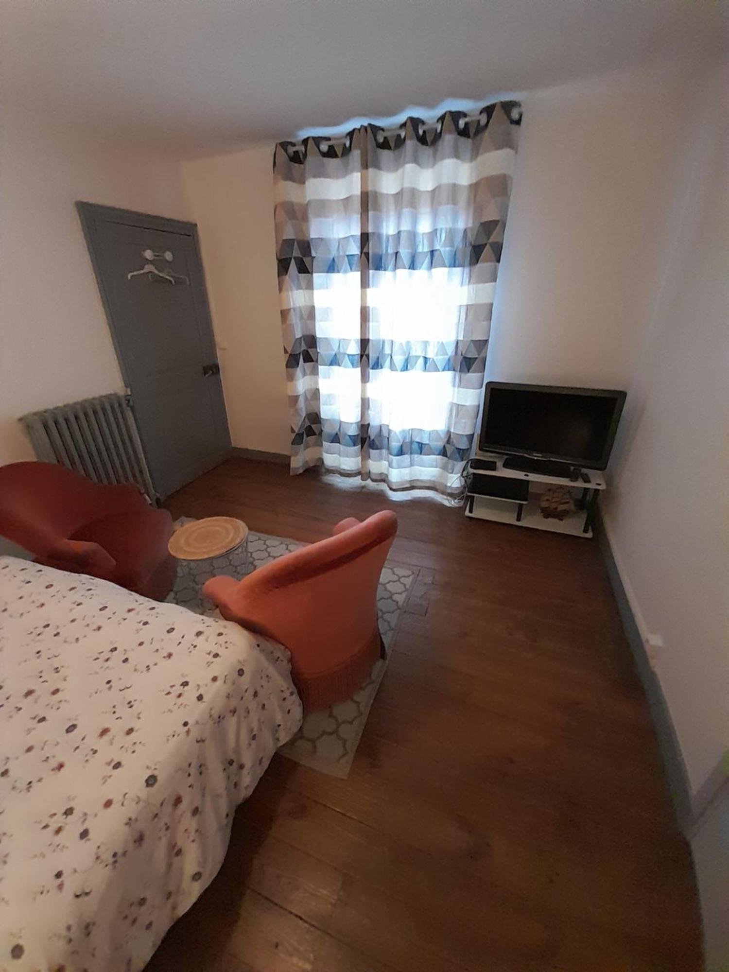 La Chaloupe 4 Panzió Thiers Kültér fotó